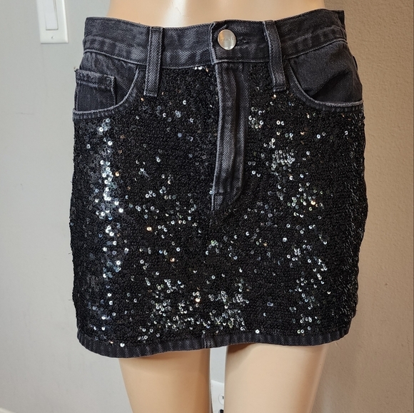 Frame Denim Black Sequin Jean mini skirt. Women's size 24. - Picture 1 of 16